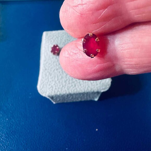 10K YG 2.29CTW Vibrant Pigeon Blood Tiffany Style 6-Prong Rubies. - Picture 2 of 4
